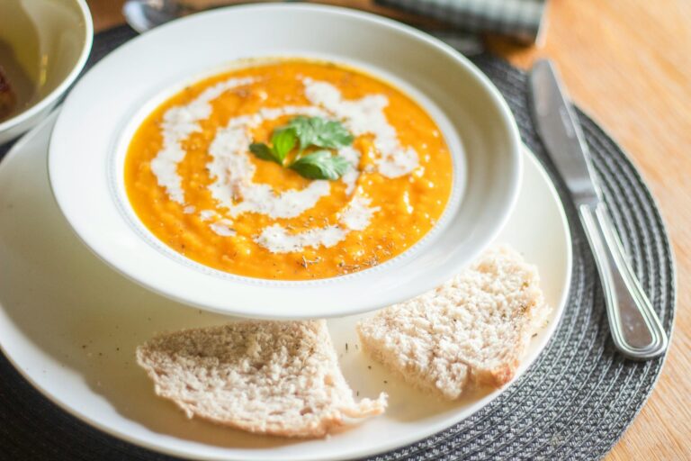 Kürbissuppe mit Ingwer – cremige orange Suppe mit Ingwerstreifen und Kokosmilch