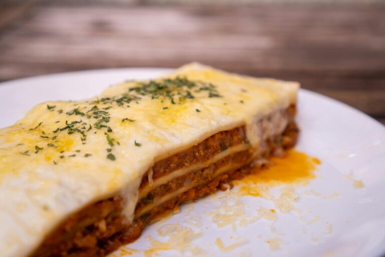 Lasagne klassisch – Stück mit deutlich sichtbaren Schichten aus Pasta, Ragù und Bechamel