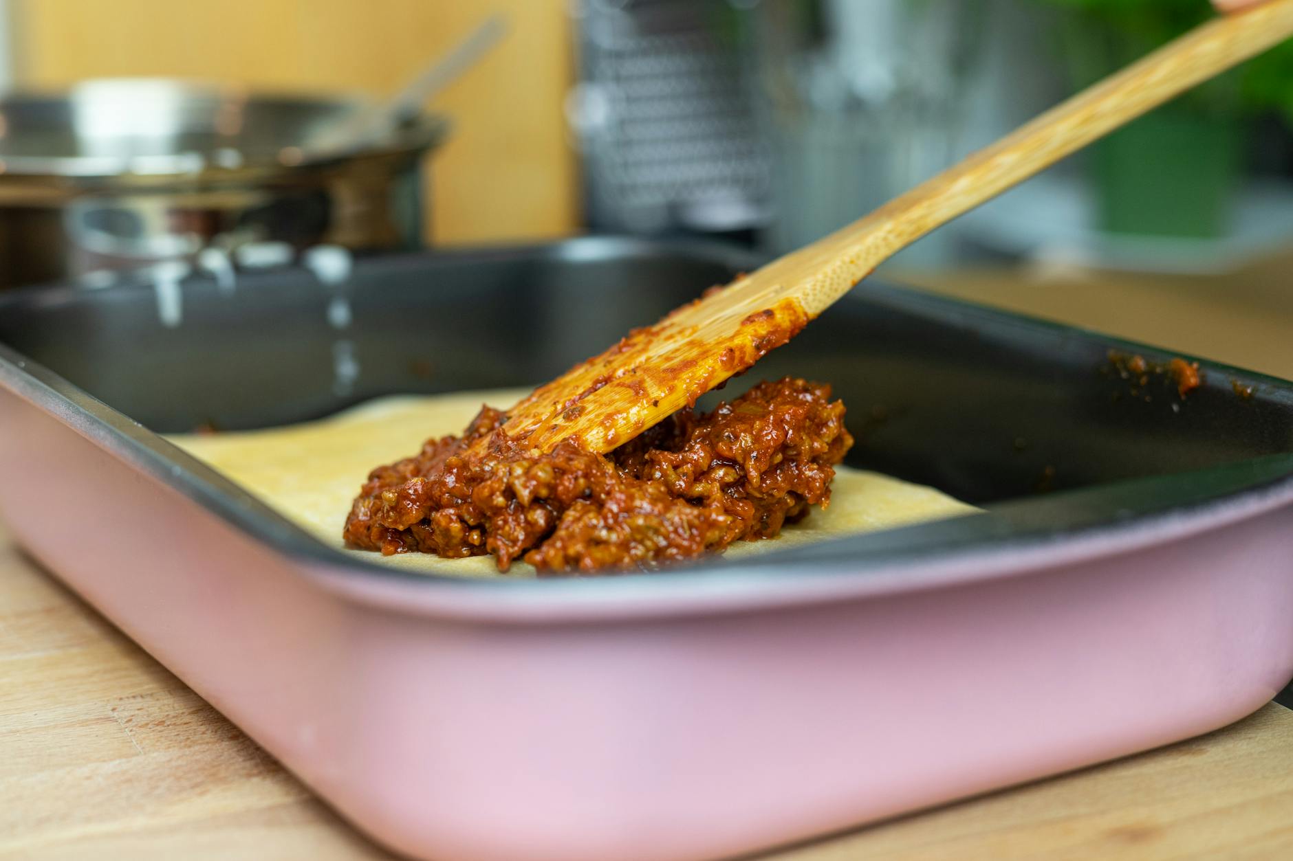 Lasagne klassisch – Auflaufform wird Schicht für Schicht aufgebaut