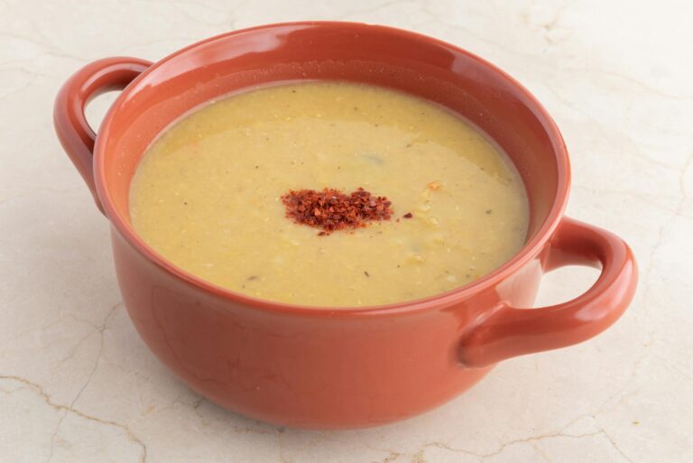 Linsensuppe deftig – warme Schüssel mit Würstchen und Wurzelgemüse