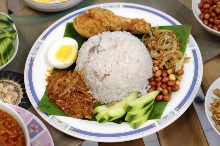 Malaysia Essen und Trinken: Die kulinarischen Highlights des Landes Malaysia Essen und Trinken – Nasi Lemak mit Kokosreis und Sambal