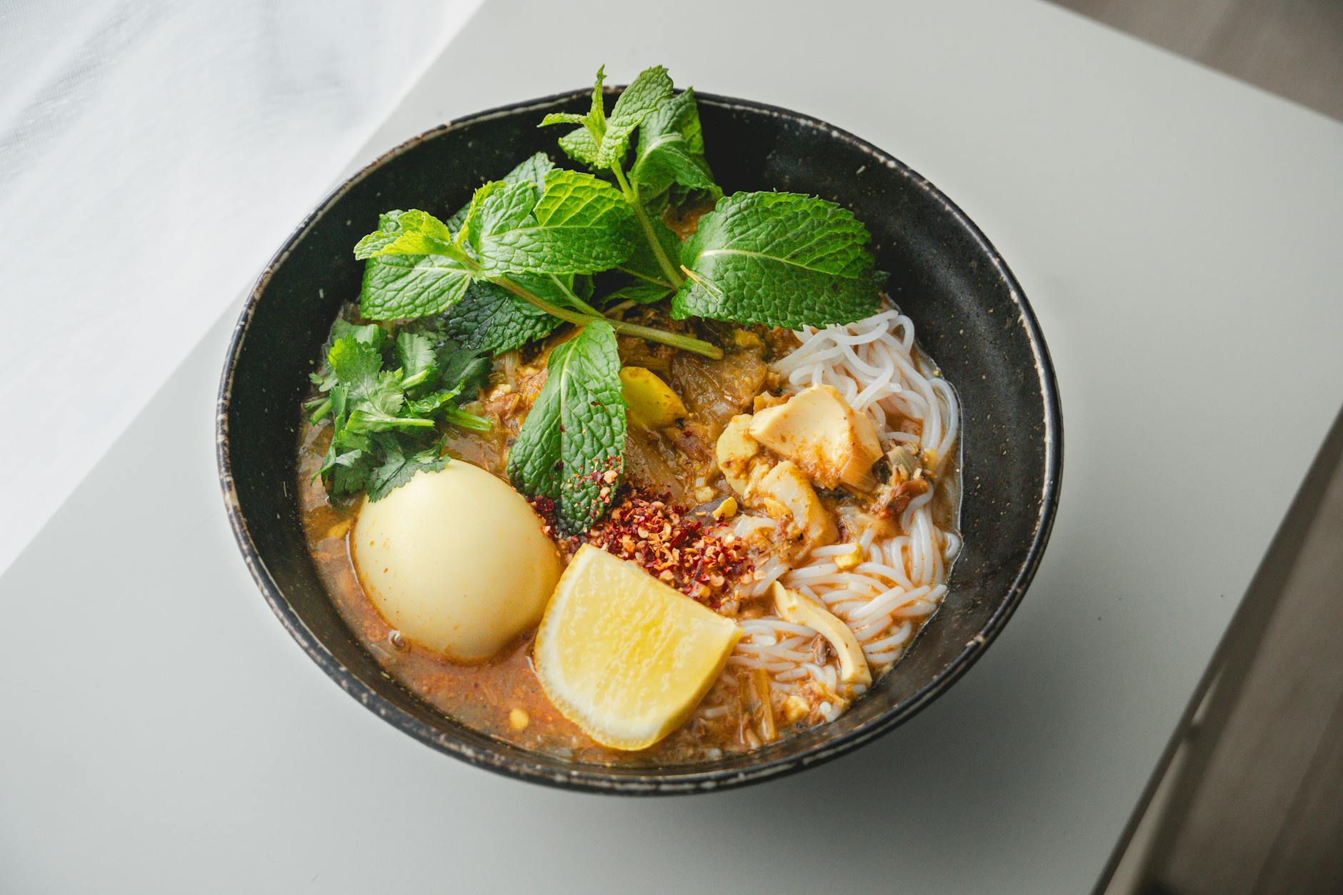 Malaysia Essen und Trinken – Laksa-Nudelsuppe mit Garnelen