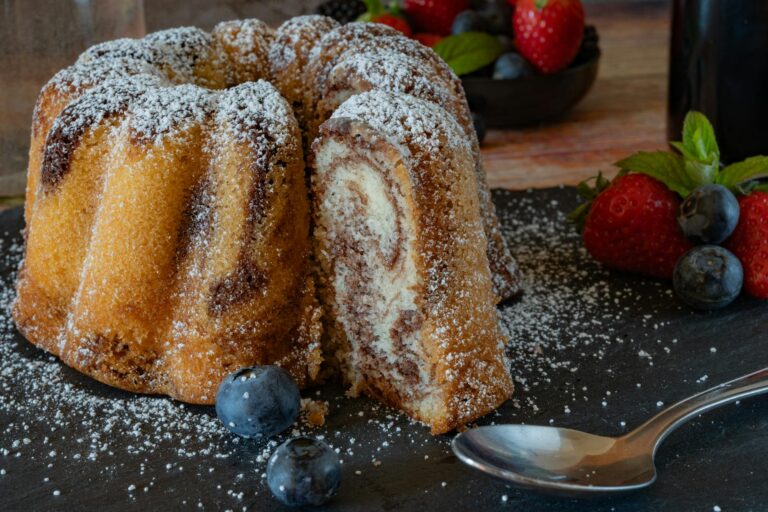 Marmorkuchen saftig – aufgeschnittenes Stück mit deutlicher Marmorierung