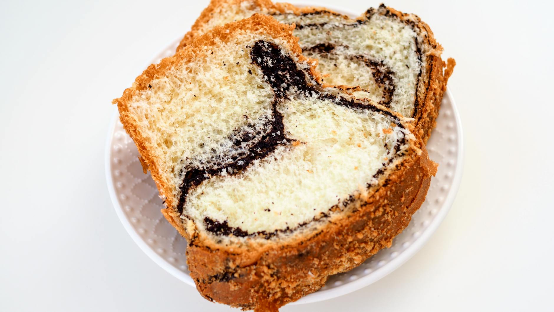 Marmorkuchen saftig – aufgeschnittene Scheiben mit deutlicher Marmorierung aus hellem und dunklem Teig
