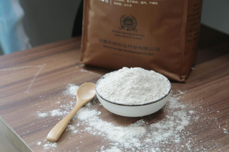Mehltypen – Schüssel mit weißem Mehl auf einem Holztisch zum Backen