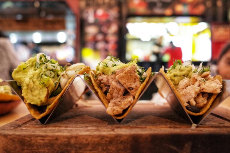 Mexiko Essen und Trinken: Die kulinarischen Highlights des Landes Mexiko Essen und Trinken – authentische Tacos mit Salsa