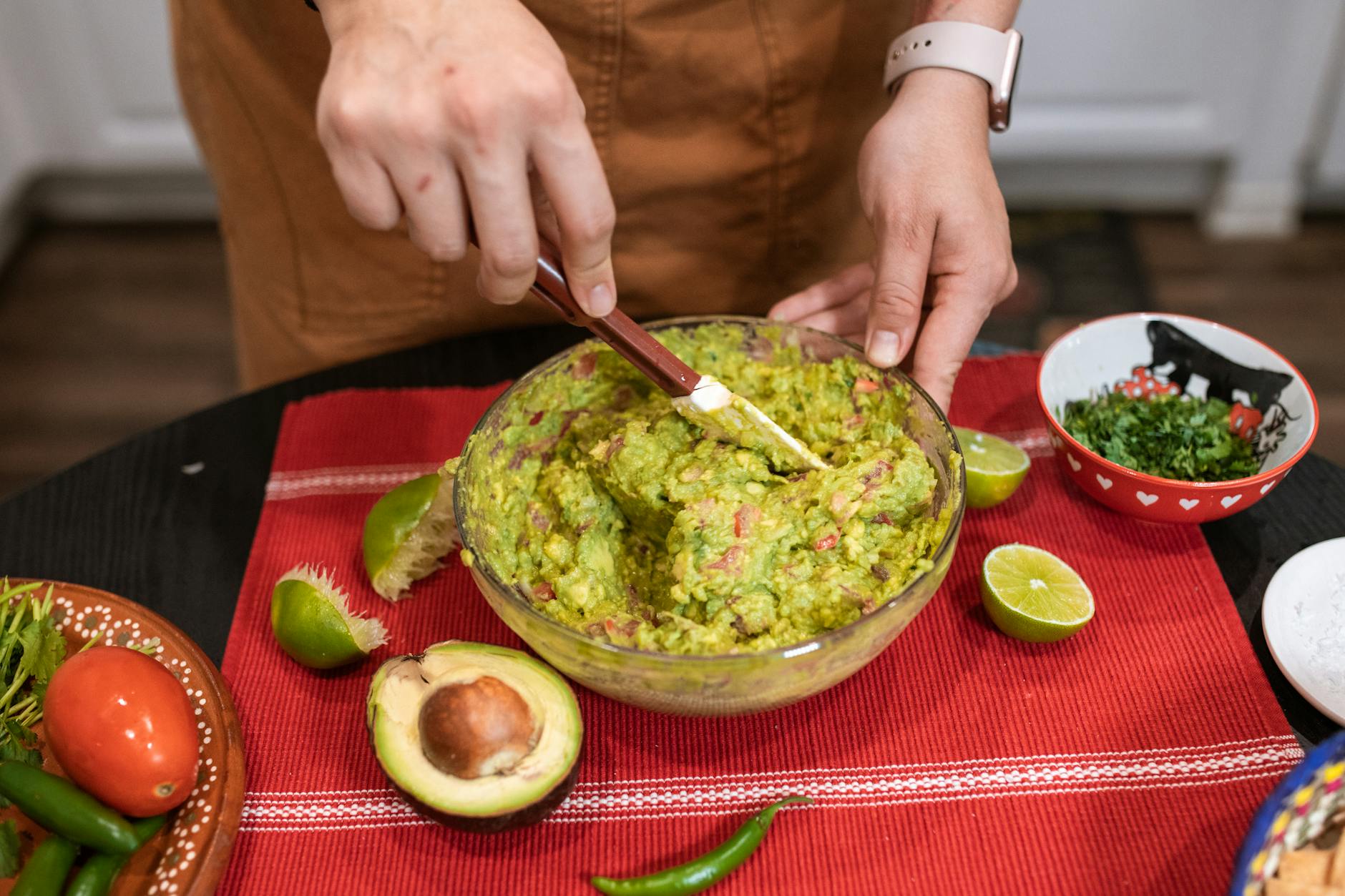Mexiko Essen und Trinken – frische Guacamole mit Tortilla-Chips