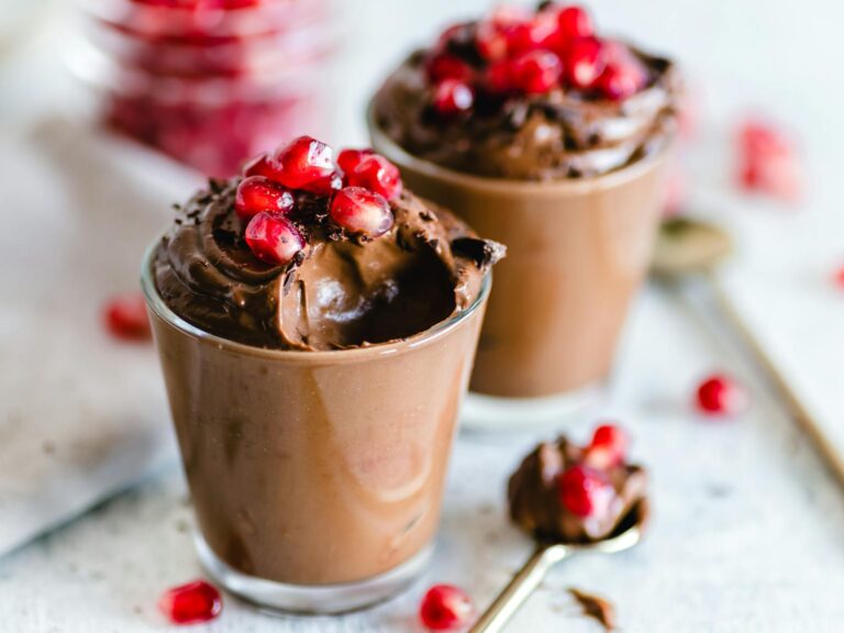 Mousse au Chocolat – cremige dunkle Mousse im Glas mit Schokoladenraspeln
