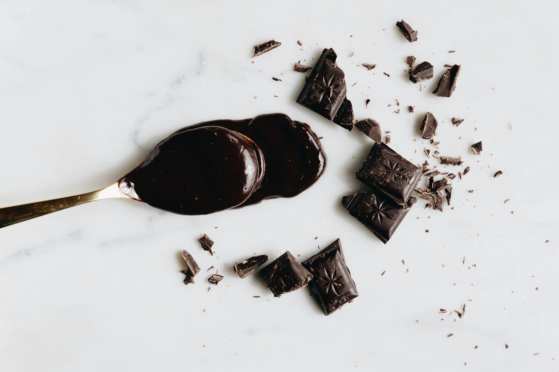 Mousse au Chocolat – dunkle Schokolade wird in einer Schüssel geschmolzen