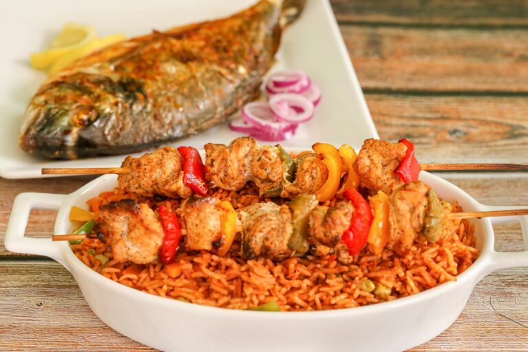 Nigeria Essen und Trinken: Die kulinarischen Highlights des Landes Nigeria Essen und Trinken – Jollof Rice mit Huhn