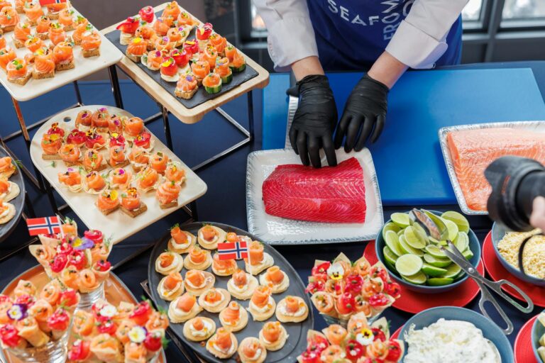 Norwegen Essen und Trinken: Die kulinarischen Highlights des Landes Norwegen Essen und Trinken – frischer norwegischer Lachs