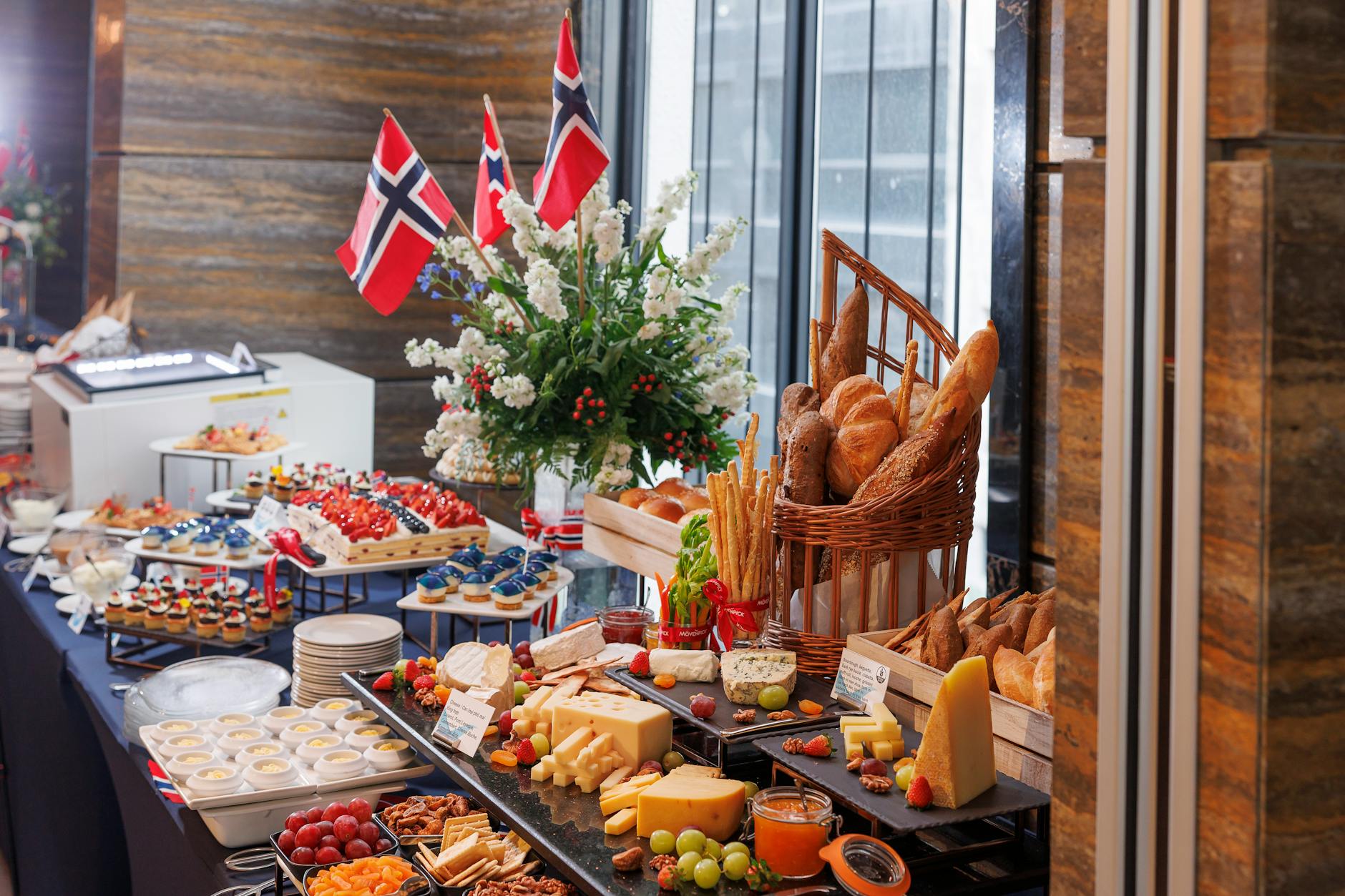 Norwegen Essen und Trinken – Brunost (brauner Käse) mit Knäckebrot