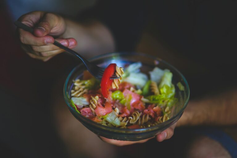 Nudelsalat einfach – bunte Schüssel mit Pasta, Paprika und Schinken