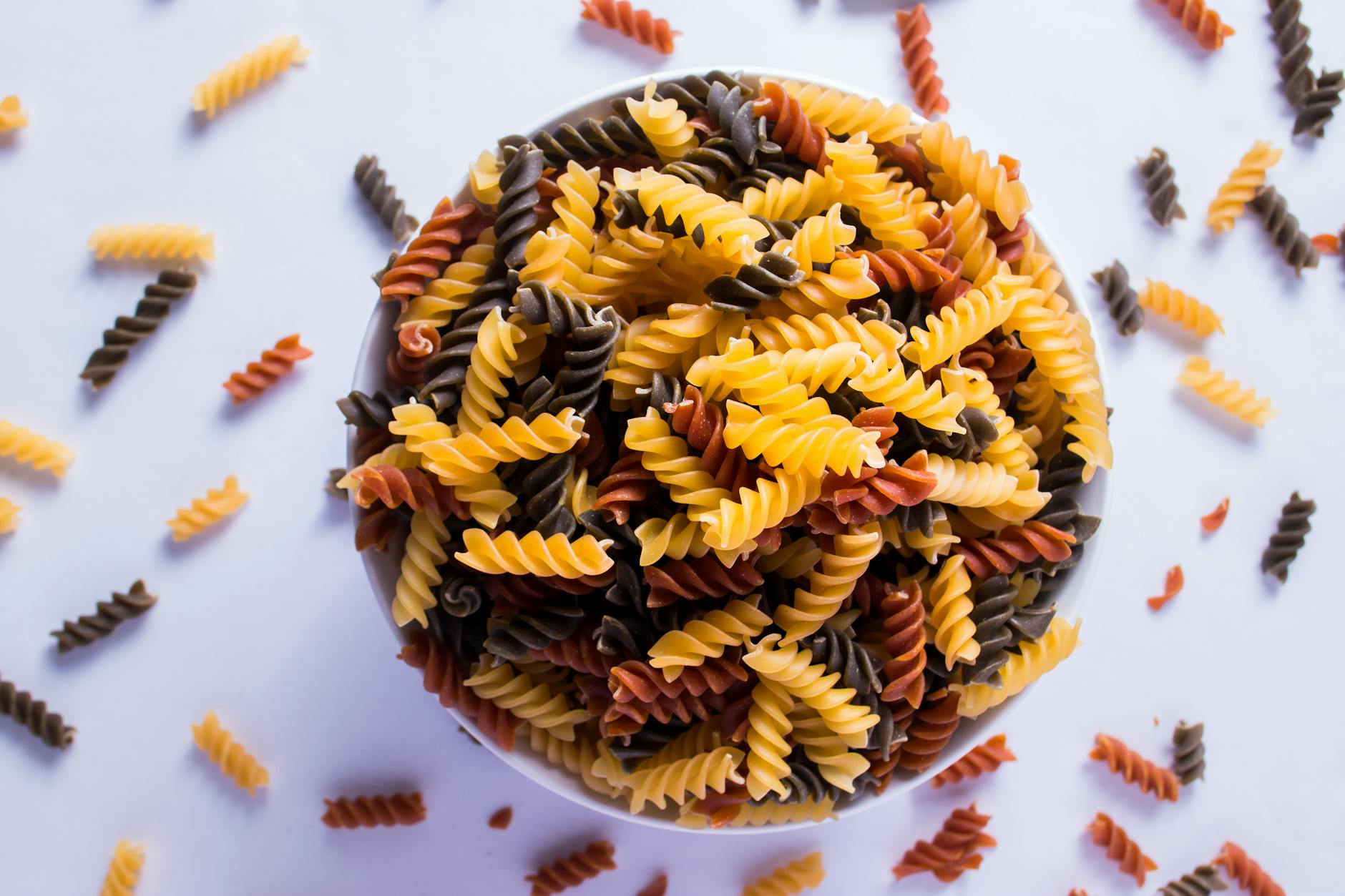 Nudelsalat einfach – farbige Spirelli-Nudeln in der Schüssel