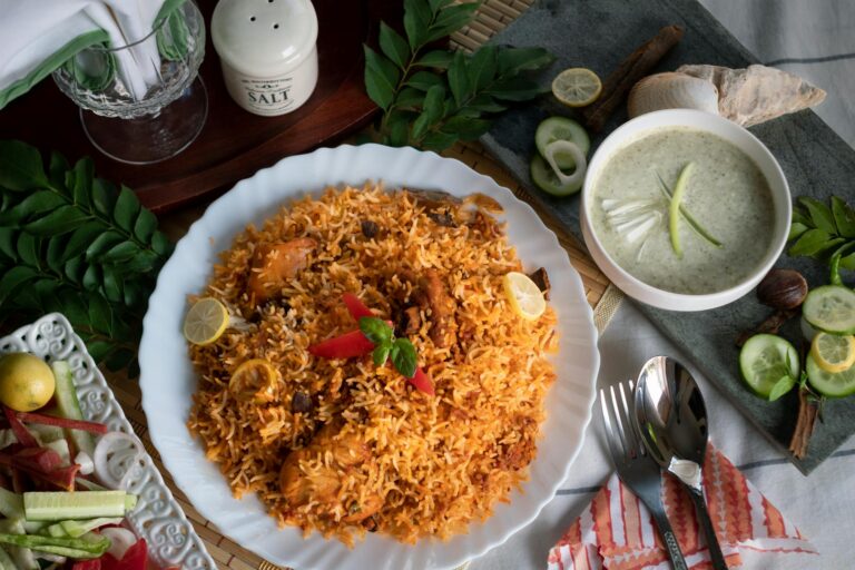 Pakistan Essen und Trinken: Die kulinarischen Highlights des Landes Pakistan Essen und Trinken – Biryani mit Lamm und Safran