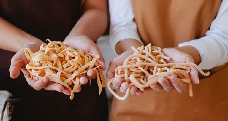 Pasta selber machen – frische Tagliatelle auf bemehlter Arbeitsfläche