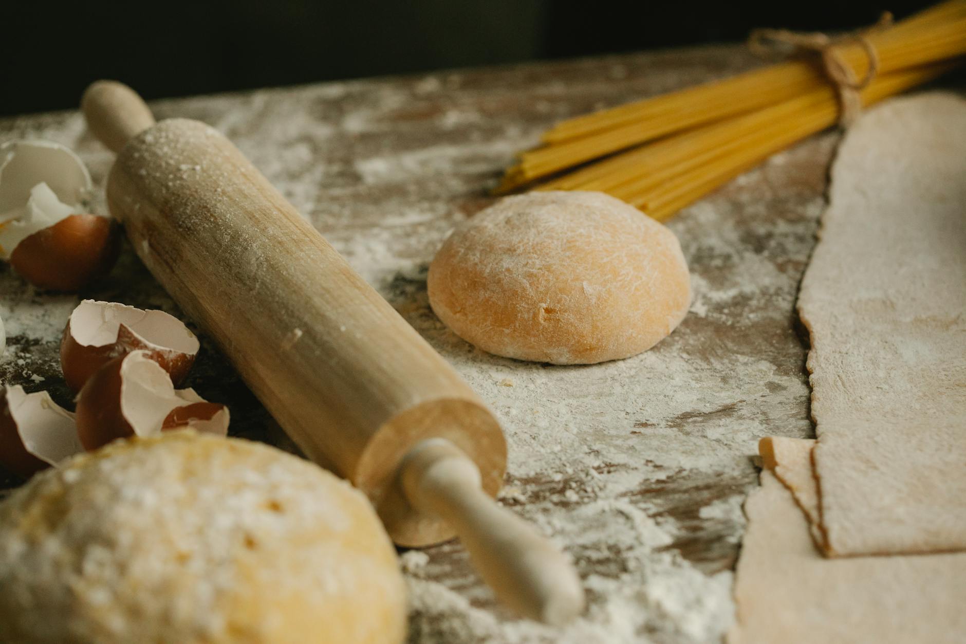 Pasta selber machen – Pasta-Teig wird ausgerollt
