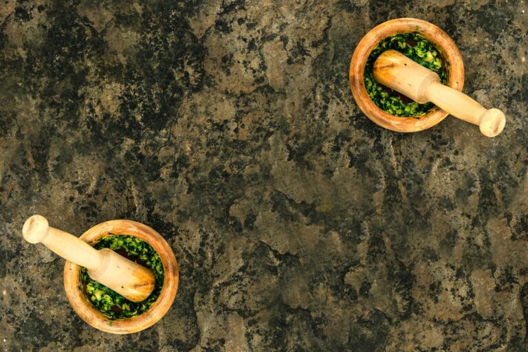 Pesto Genovese – Marmor-Mörser mit grünem Pesto