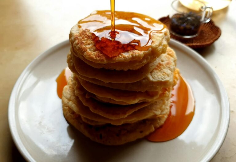 Pfannkuchen Grundrezept – Stapel fluffiger Pfannkuchen mit Sirup