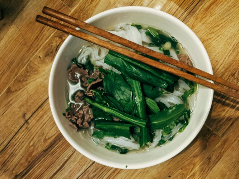 Pho – vietnamesische Reissuppe mit Rindfleisch, Reisnudeln und Kräutern