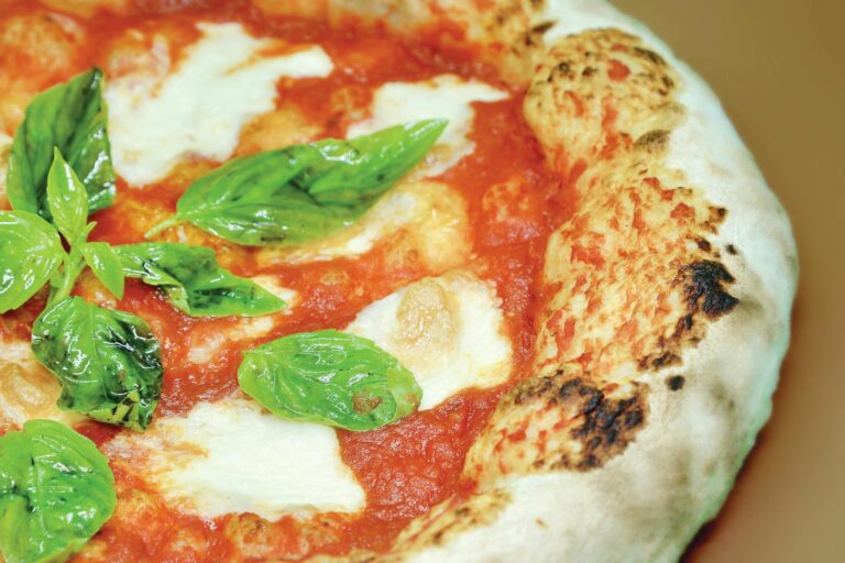 Pizzateig original italienisch – Margherita Pizza mit verkohltem Rand