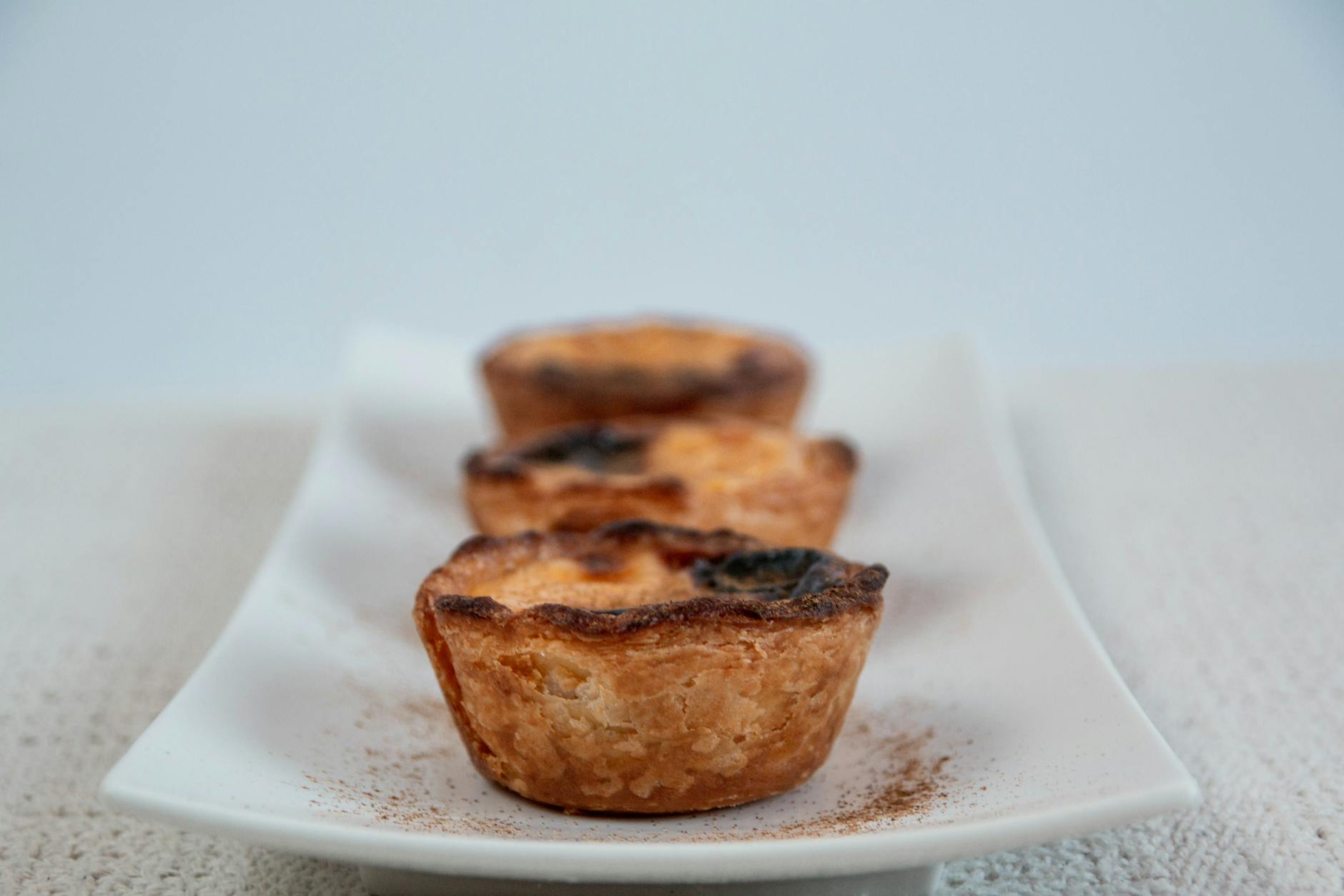 Portugal Essen und Trinken – Pastel de Nata mit karamellisierter Oberfläche