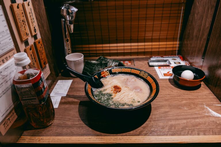 Ramen-Brühe Tonkotsu – cremig weiße Schale Ramen mit Schweinebauch und Ei