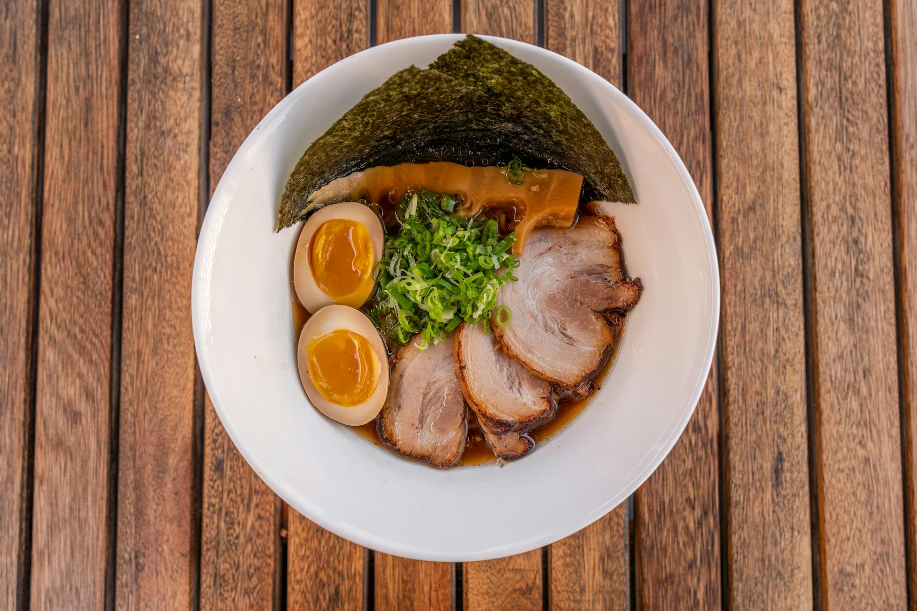 Ramen-Brühe Tonkotsu – Ramen-Schale mit Schweinebauch (Chashu), Nori und Ei