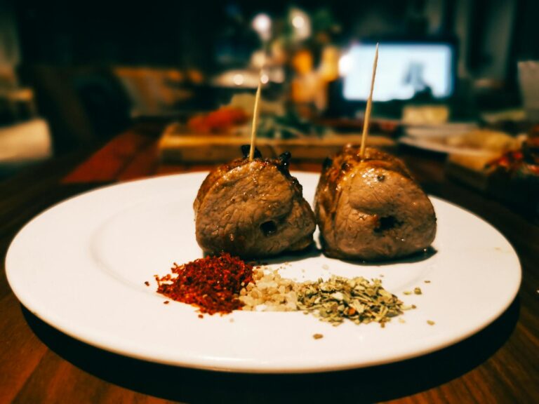 Rinderrouladen – aufgeschnittene Rouladen auf Teller mit Sauce