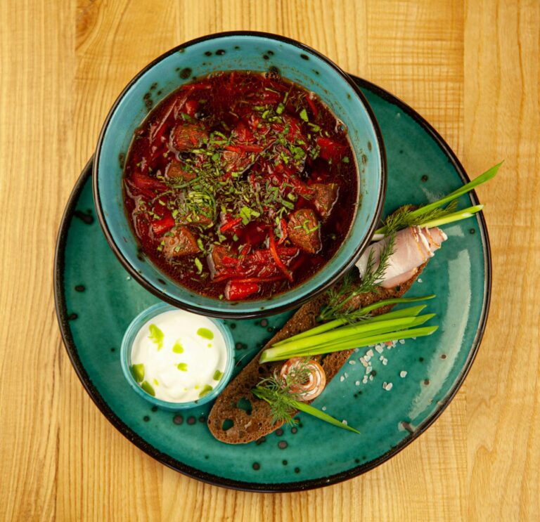 Russland Essen und Trinken – Borschtsch mit Sauerrahm