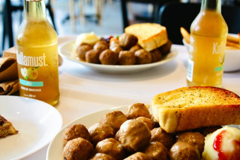 Schweden Essen und Trinken – Köttbullar mit Preiselbeeren