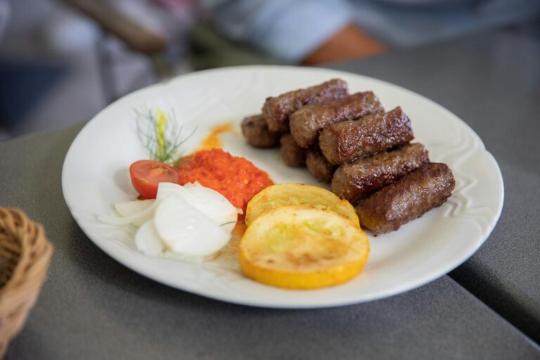 Serbien Essen und Trinken – Ćevapi mit Zwiebeln
