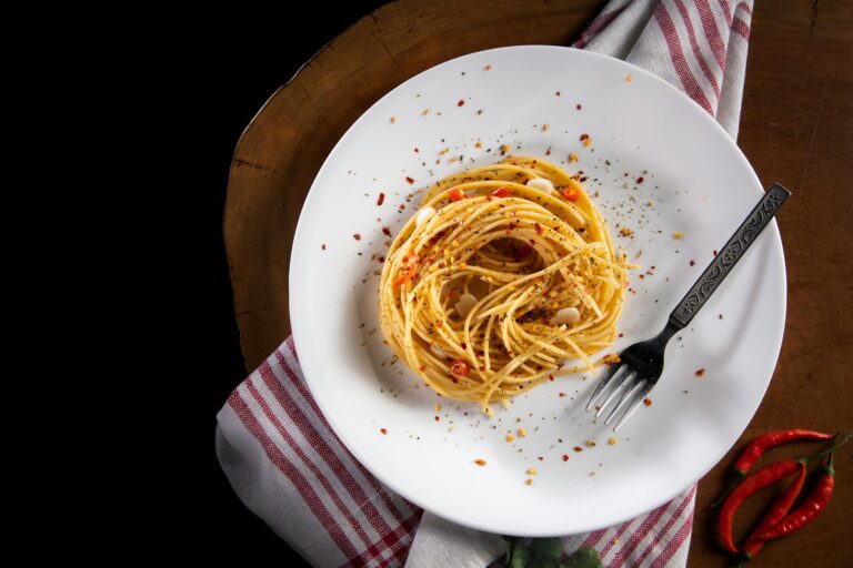 Spaghetti Aglio e Olio – Pasta mit Knoblauch, Chili und Petersilie