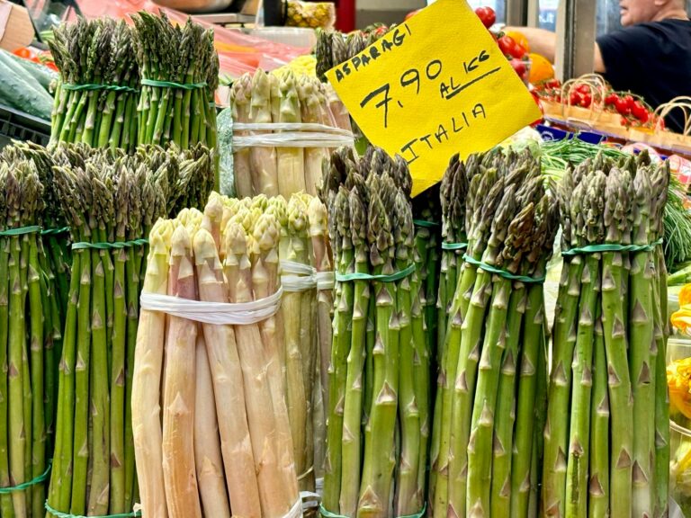 Spargel zubereiten – weiße und grüne Spargelbündel auf dem Markt