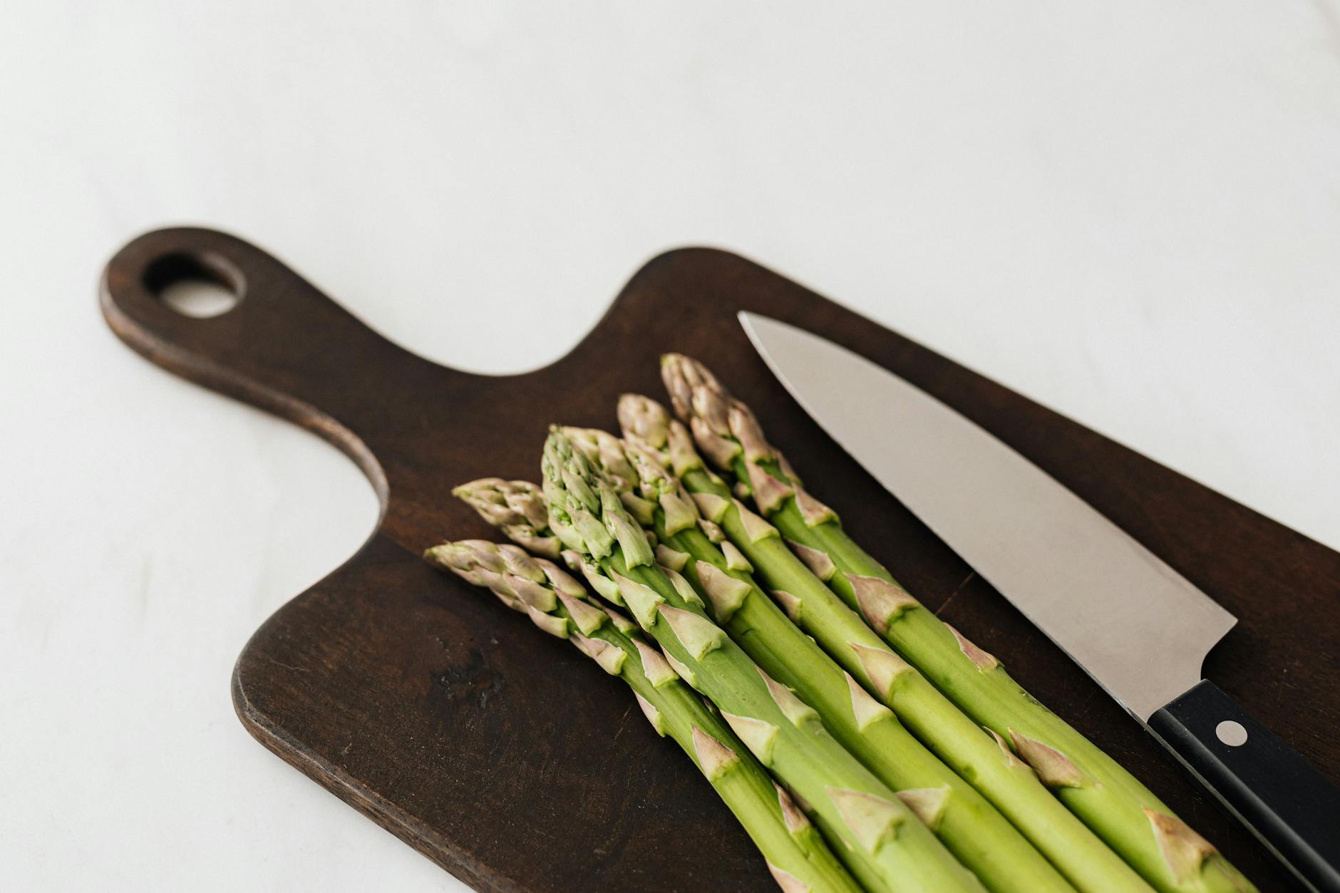 Spargel zubereiten – Spargelstange wird mit dem Sparschäler geschält