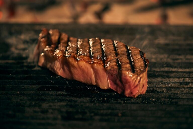 Steak braten – saftiges Rib-Eye Steak medium-rare mit Kräuterbutter