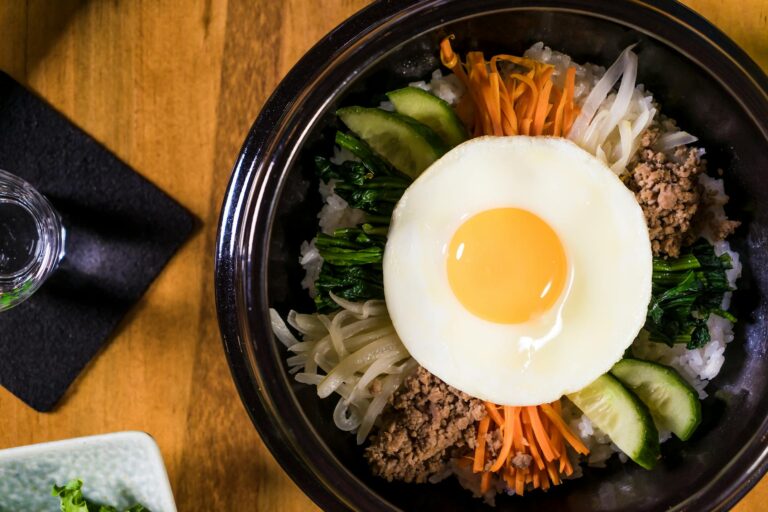 Südkorea Essen und Trinken: Die kulinarischen Highlights des Landes Südkorea Essen und Trinken – Bibimbap mit Gemüse und Ei