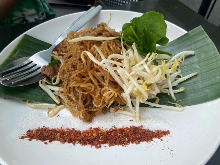Thailand Essen und Trinken: Die kulinarischen Highlights des Landes Thailand Essen und Trinken – Pad Thai mit Garnelen und Limette