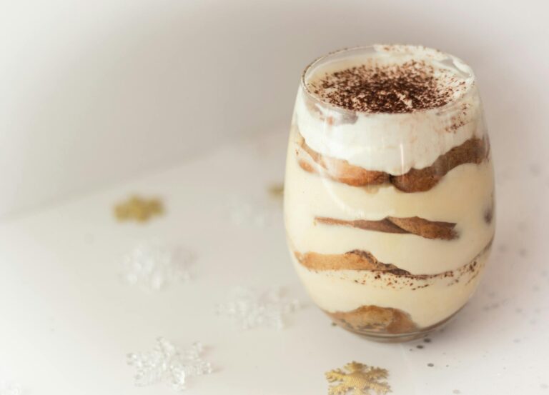 Tiramisu original italienisch – Stück mit Mascarpone-Creme und Kakao