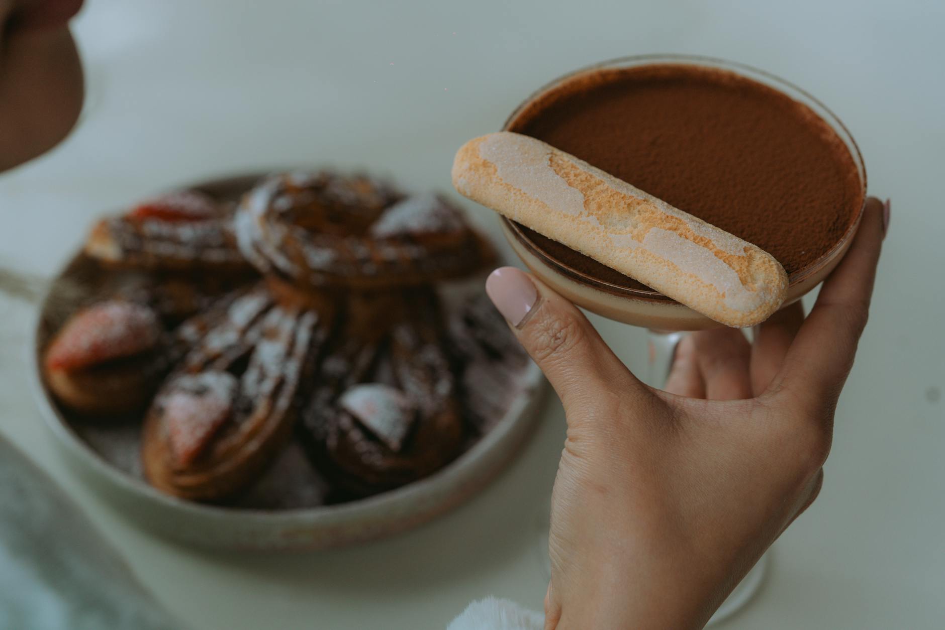 Tiramisu original italienisch – Löffelbiskuit wird kurz in Espresso getaucht