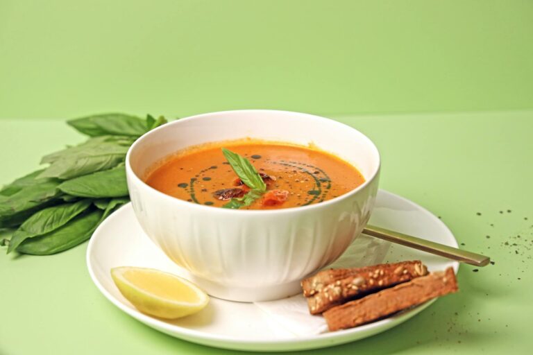 Tomatensuppe aus frischen Tomaten – cremige Suppe mit Basilikum und Brotsticks