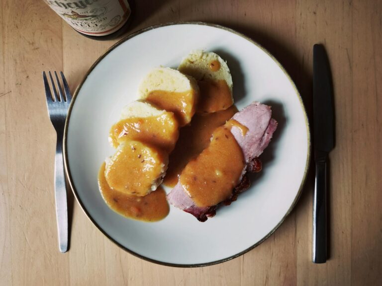 Tschechien Essen und Trinken: Die kulinarischen Highlights des Landes Tschechien Essen und Trinken – Schweinebraten mit Knödel und Kraut