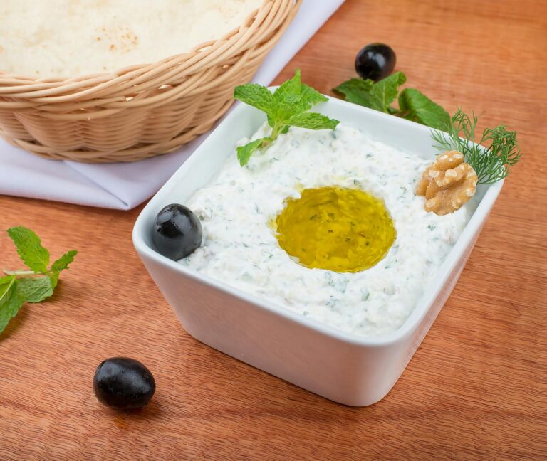 Tzatziki original griechisch: Sommer im Glas Tzatziki original griechisch – Schüssel mit cremigem Joghurt-Gurken-Dip