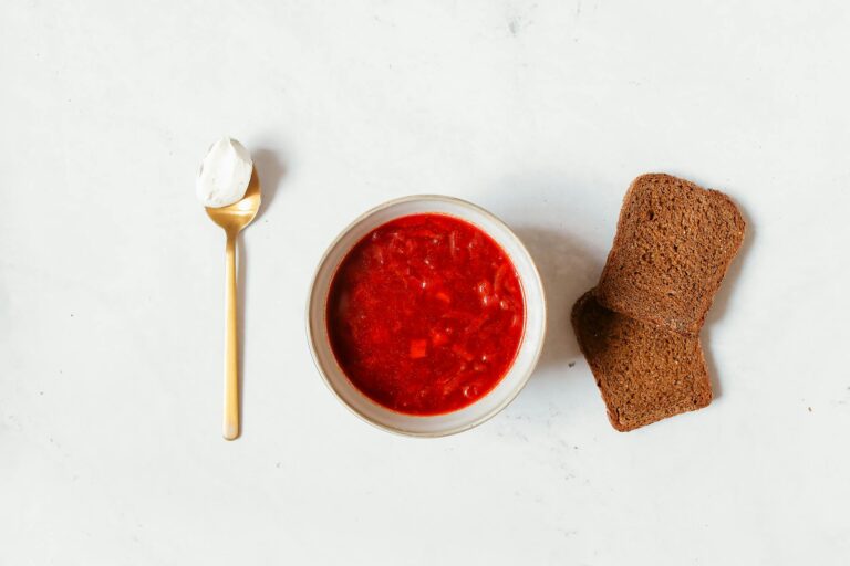 Ukraine Essen und Trinken: Die kulinarischen Highlights des Landes Ukraine Essen und Trinken – Borschtsch mit Smetana und Brot