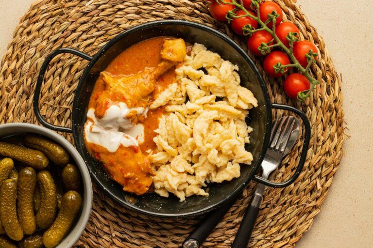 Ungarn Essen und Trinken: Die kulinarischen Highlights des Landes Ungarn Essen und Trinken – Gulasch mit Paprika und Kartoffeln