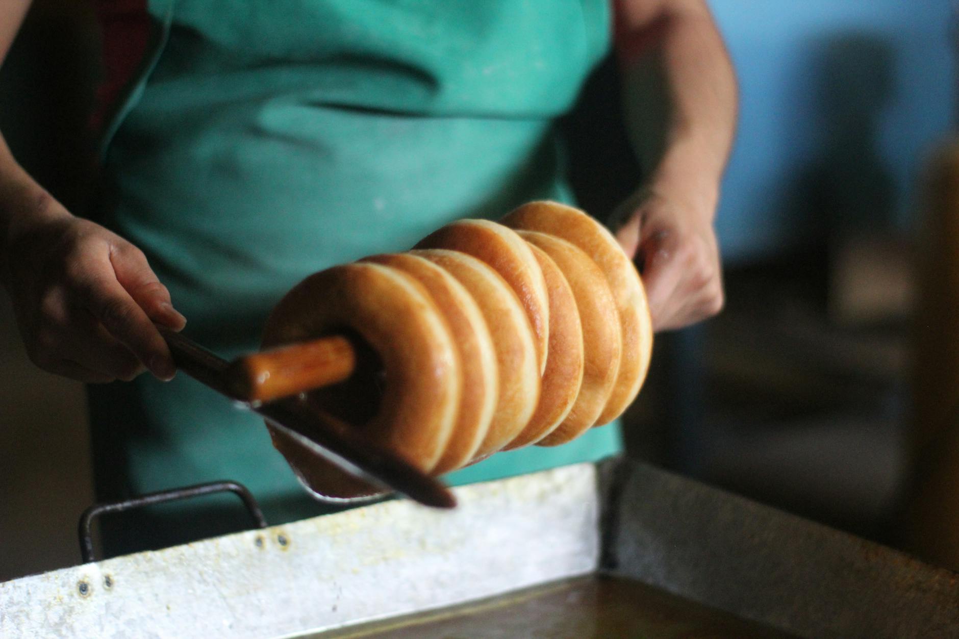 Ungarn Essen und Trinken – Lángos mit Knoblauch und Sauerrahm
