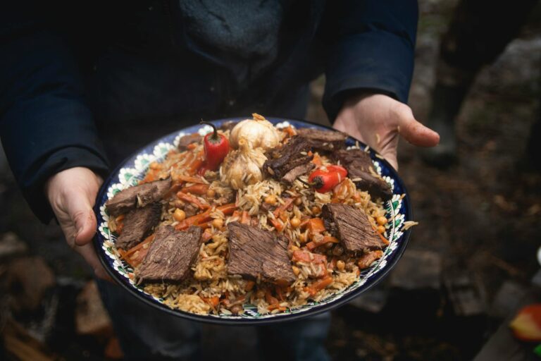 Usbekistan Essen und Trinken: Die kulinarischen Highlights des Landes Usbekistan Essen und Trinken – Plov mit Lammfleisch und Karotten