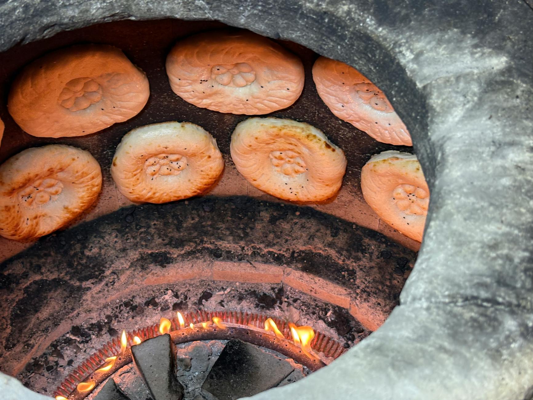 Usbekistan Essen und Trinken – Non-Brot aus dem Tandyr-Ofen