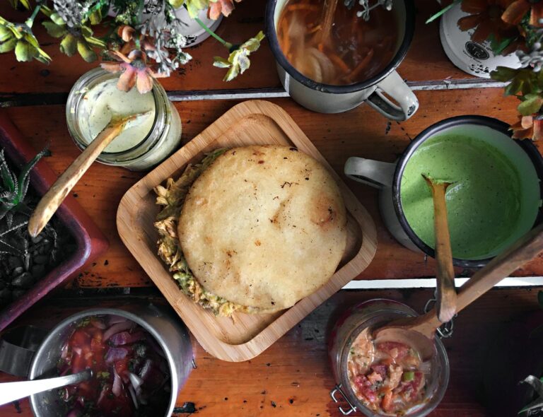 Venezuela Essen und Trinken: Die kulinarischen Highlights des Landes Venezuela Essen und Trinken – Arepa mit Reina Pepiada Füllung