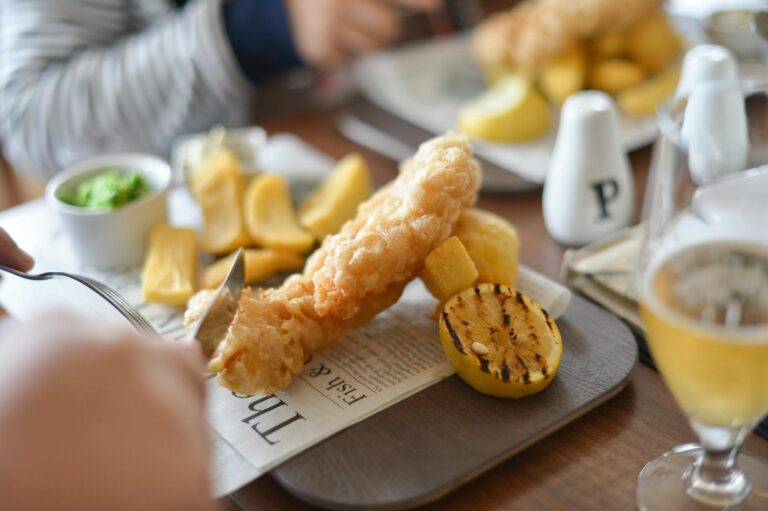 Vereinigtes Königreich Essen und Trinken – Fish and Chips mit Tartar-Sauce